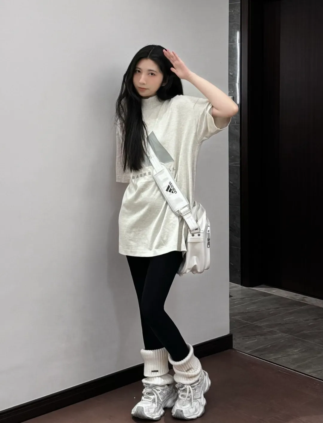 No watermark upper body renderings 𝟬𝟱𝟳𝟰# Exclusive real shots/differences between various stolen pictures and online versions on the market [𝗔𝗱𝗶𝗱𝗮𝘀 𝗕𝗮𝘀𝗸𝗲𝘁𝗕𝗮𝗹𝗹 𝟮𝟰𝗳𝘄Co-branded𝗢𝗦 Minimalist advanced Retro sports round neck short-sleeved 𝗧 shirt】Same Style for men and women! ✅The fabric is made of 260 grams of double yarn smooth cotton, purchased from the original molding board, OS loose version, customized threaded cake collar, weight up to 500 grams. ✅Original mold-making custom silicone thick leather logo, laser cutting, no burrs, imported press machine high temperature and hot and cold double-sided shaping and pressing, not easy to fall off! ✅Customized special process equipment and wiring are consistent with Authentic, different from ordinary currency on the market! ✅Remarks: The quality and process wiring of bulk goods are consistent with the official website Authentic, which is different from the market currency! ! ! 🌈Color: Gray Size: XS S M L XL